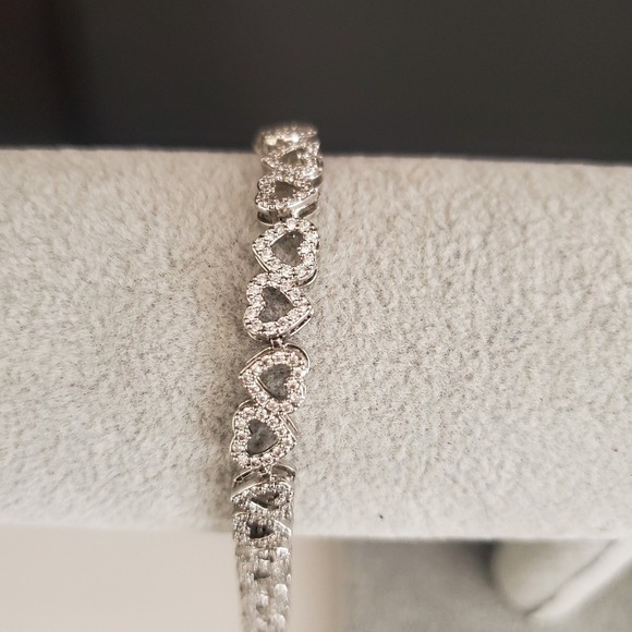 The Unbranded Brand Jewelry - Crystal Hearts Tennis Bracelet Silver Tone Safety Chain Unsigned 6 to 8 Inches